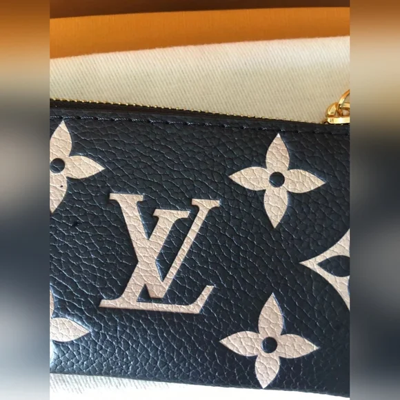Louis Vuitton Key Pouch - Picture 4 of 9